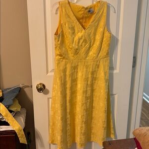 Size 10 Robbie Bee Sunny Belted Yellow Dress. Circle pattern in material